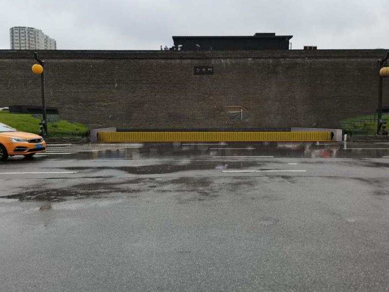 西安市含光门广场水动力全自动防洪闸拦截暴雨